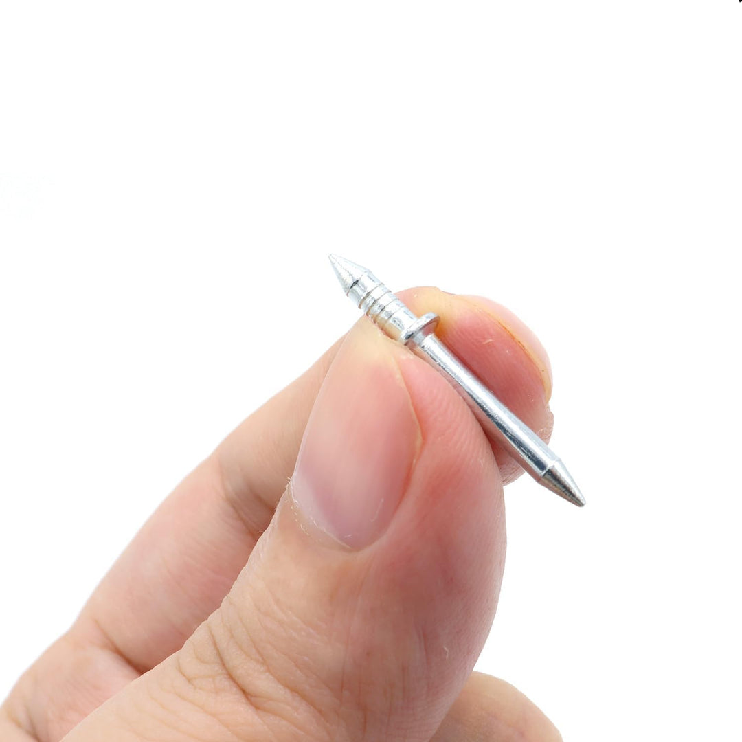 Ein einzelner doppelseitiger Nagel mit Rillen und Bund wird zwischen Daumen und Zeigefinger gehalten, um seine Größe zu zeigen. 4