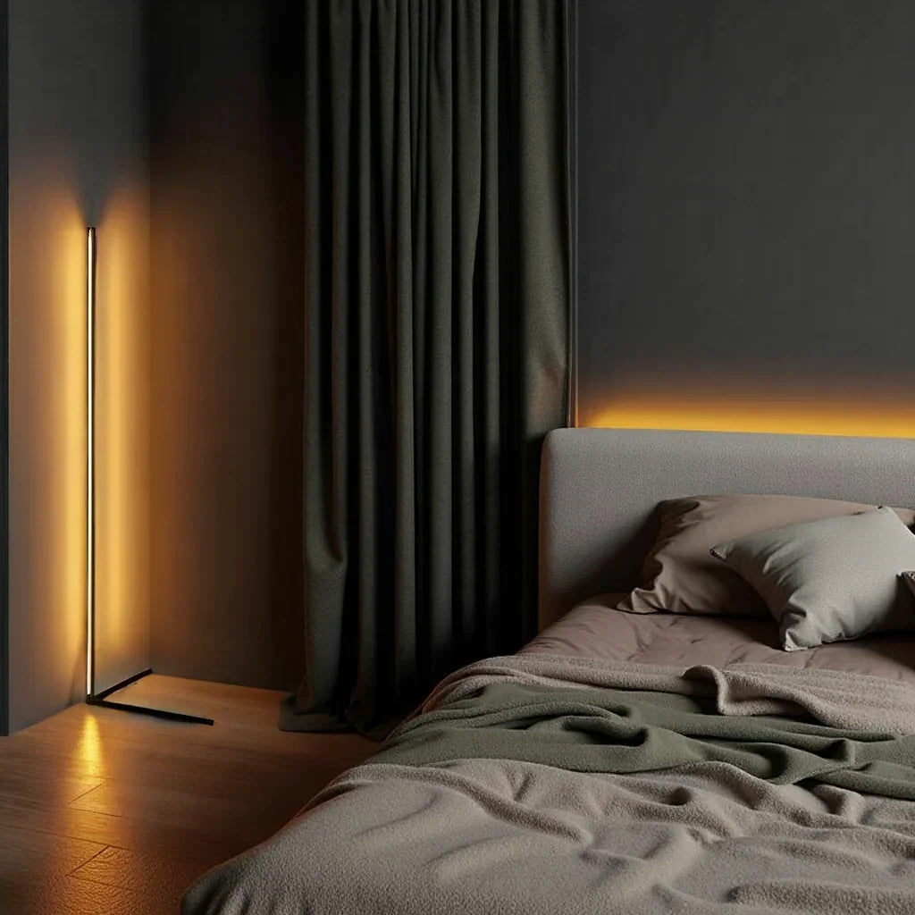 Orange leuchtende Stehlampe neben dunkelgrünem Vorhang und einem Bett mit Beleuchtung hinter dem Kopfteil 9