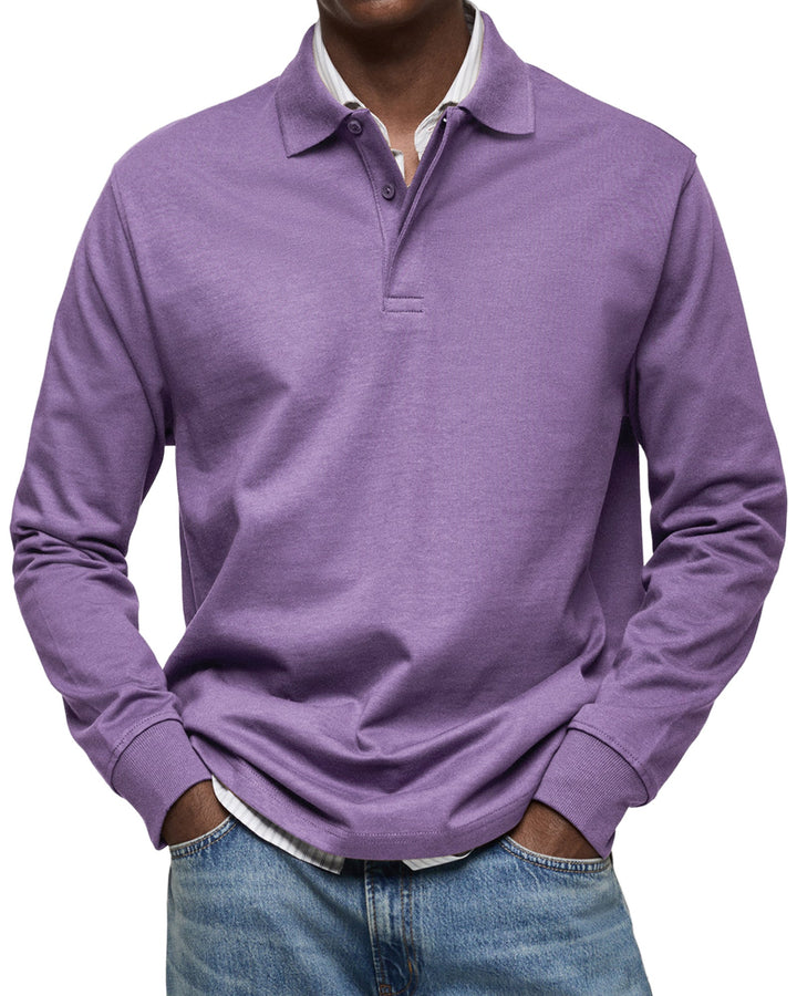 Langarm-Poloshirt in Lila, Frontansicht am Model, über gestreiftem Hemd getragen, dazu helle Jeans. 9