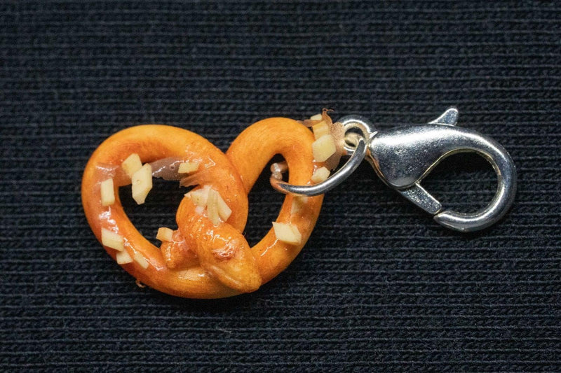 Colgante Charm de Pretzel – AlpenBrezn Oktoberfest 2025