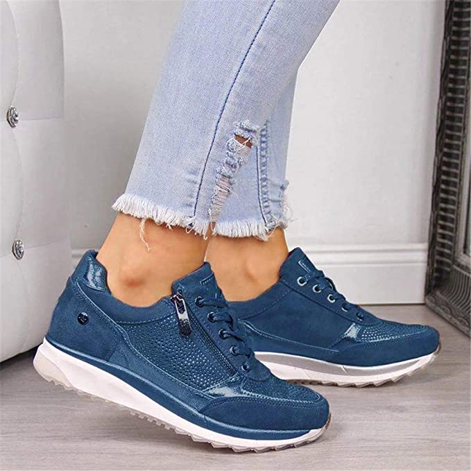 Getragene Variante in Blau mit seitlichem Reißverschluss, Schnürung und weißer Sohle, dazu hellblaue Jeans mit ausgefranstem Saum. 3