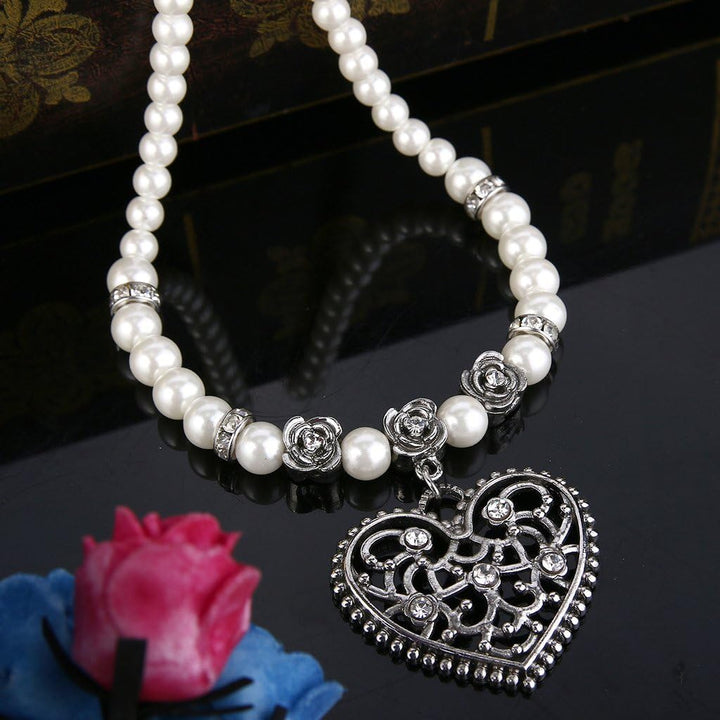 Collar de perlas con colgante de corazón – RosenHerz Oktoberfest 2025