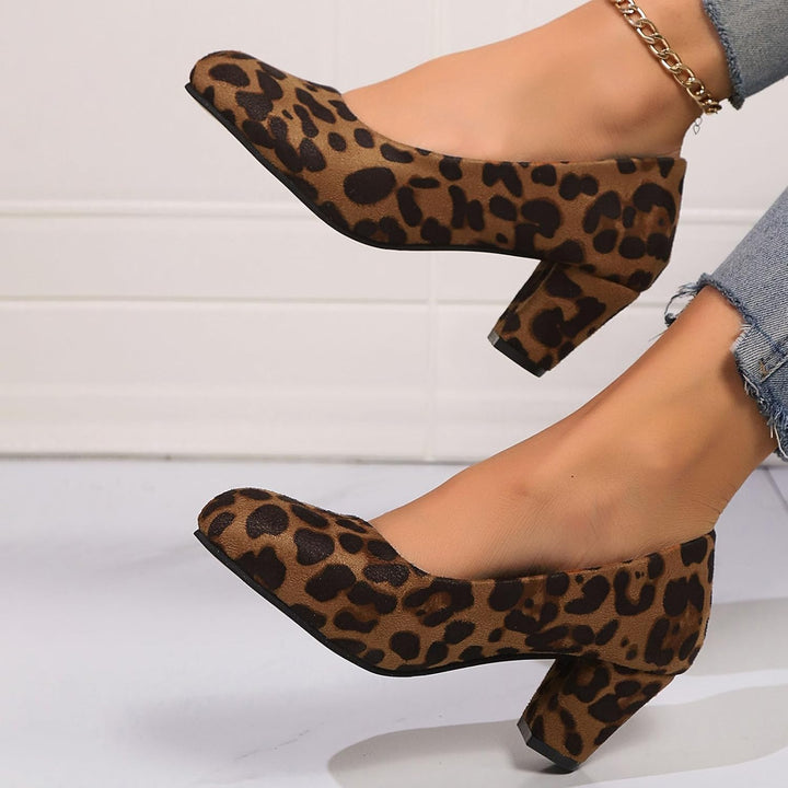 Fløyelspumper med leopardmønster – Clara Oktoberfest 2025