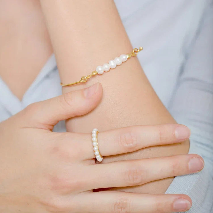Stylish bracelet with delicate pearls – Selina