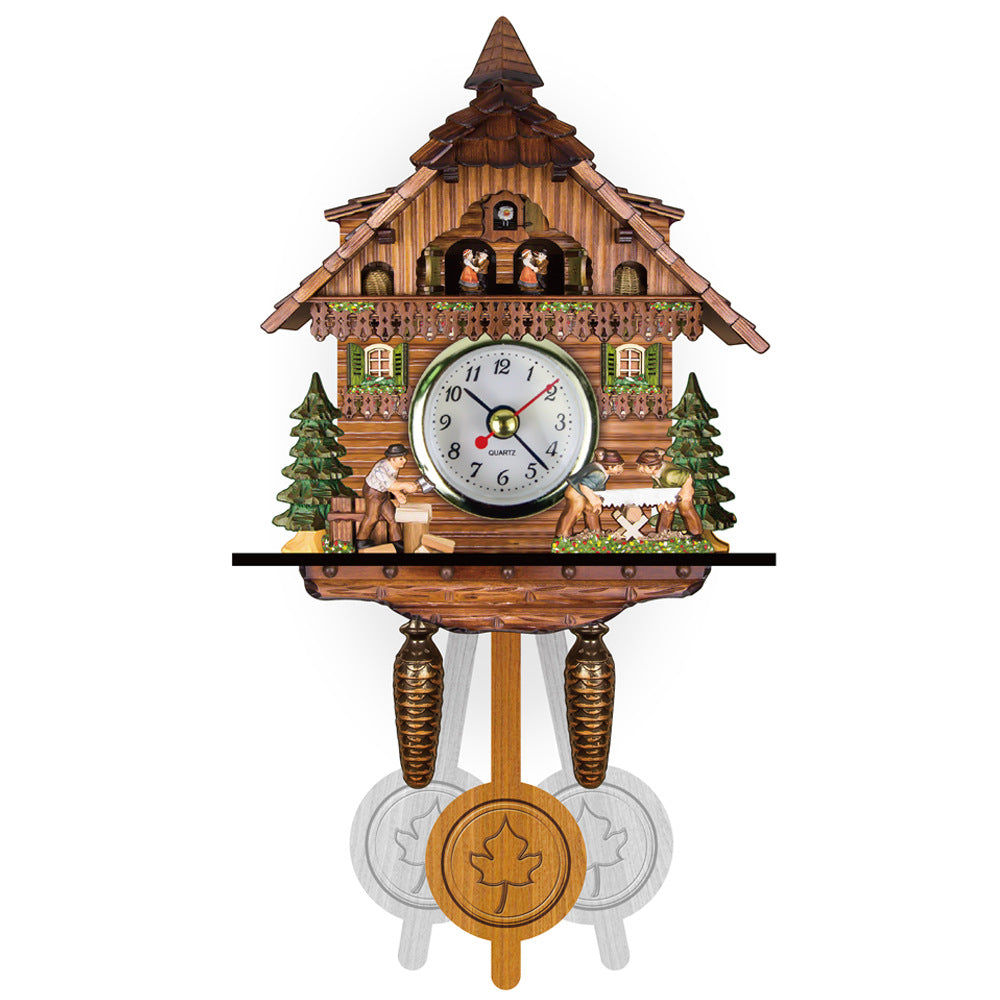 Wanduhr mit spitzem Türmchen auf dem Dach, Holzfällern beim Sägen und Hacken, Tannen, Balkon mit Figuren und Pendel. 6