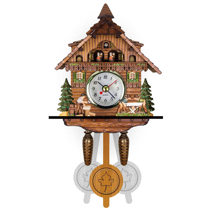 Wanduhr mit spitzem Türmchen auf dem Dach, Holzfällern beim Sägen und Hacken, Tannen, Balkon mit Figuren und Pendel. 6