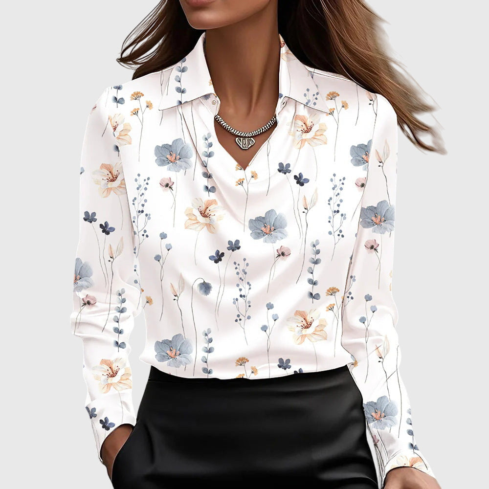 Weiße Bluse mit zartem Blumenmuster in Blau, Pfirsich und Rosa, Kragen und Wasserfallausschnitt, getragen zum schwarzen Rock. 9