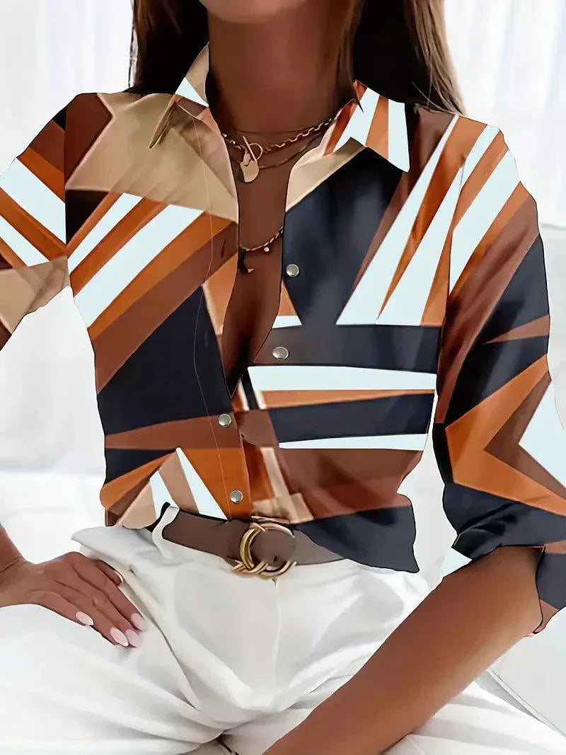Blusa de mujer moderna con estampado abstracto y tapeta de botones – Marlene