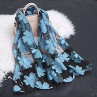Bufanda de seda para mujer a la moda con estampado de flores y diseño con recortes – Fiora (1+1 GRATIS)