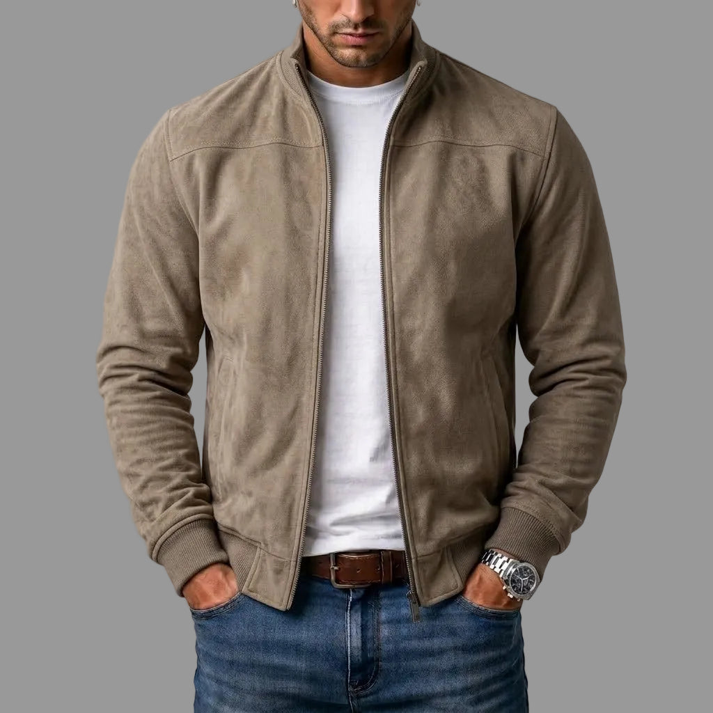 Mann trägt die offene Jacke in hellem Graubeige über weißem T-Shirt und Jeans, Hände in den Hosentaschen. 2