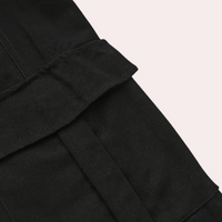 Schwarze Wildlederjacke Detailansicht, hochwertige Mode, stilvolles Design, Textur sichtbar.