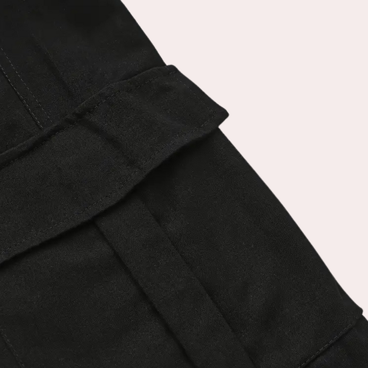Schwarze Wildlederjacke Detailansicht, hochwertige Mode, stilvolles Design, Textur sichtbar.