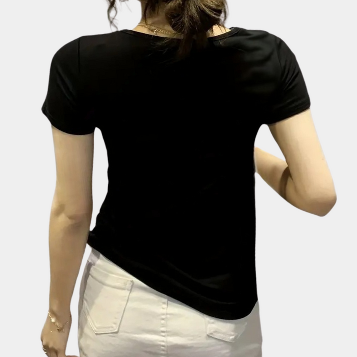 Frau in schwarzem T-Shirt und weißer Hose von hinten, lässige Mode, Sommerkleidung.