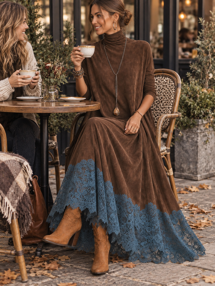 Frau im braunen Kleid mit blauer Spitze sitzt lächelnd mit Kaffeetasse in einem Café im Freien 6