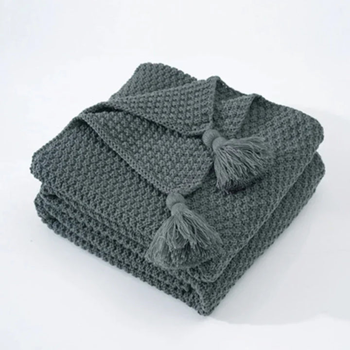 Gestrickte Wolldecke mit Quasten - NordicCozy