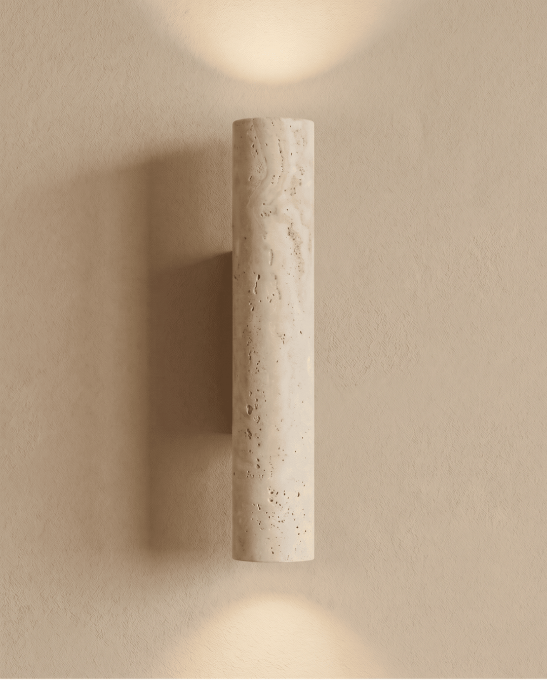 Eingeschaltete Wandlampe von vorn, die Holzhalterung liegt links dahinter verdeckt, Licht oben und unten 7