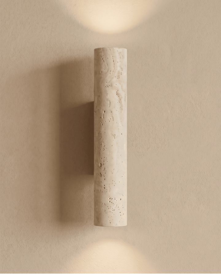 Eingeschaltete Wandlampe von vorn, die Holzhalterung liegt links dahinter verdeckt, Licht oben und unten 7