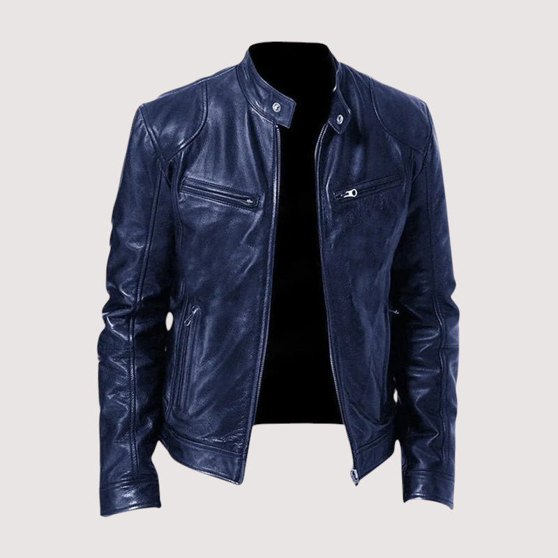 Dunkelblaue Lederjacke mit Stehkragen und Reißverschlusstaschen, vorne leicht geöffnet, freigestellt 4
