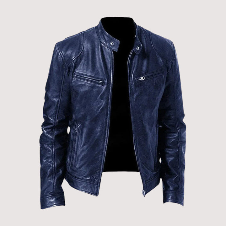Dunkelblaue Lederjacke mit Stehkragen und Reißverschlusstaschen, vorne leicht geöffnet, freigestellt 4