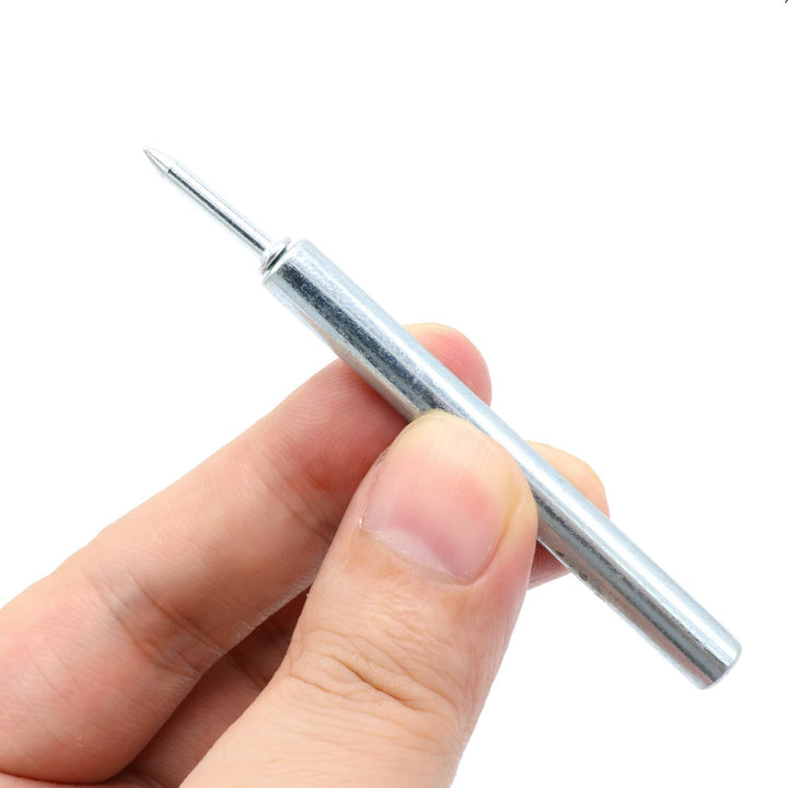 Das silberne Hülsenwerkzeug mit eingestecktem Nagel in der Hand, die Nagelspitze zeigt nach oben. 5