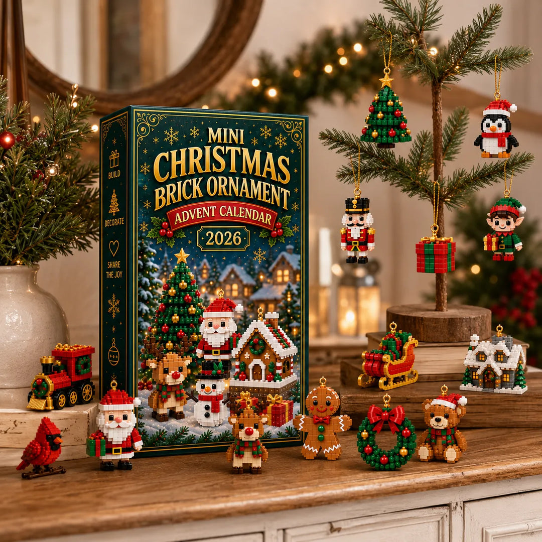 Adventskalender-Schachtel auf einer Kommode, daneben Figuren wie Zug, Weihnachtsmann und Lebkuchenmann sowie Anhänger an einem kleinen Zierbaum. 3