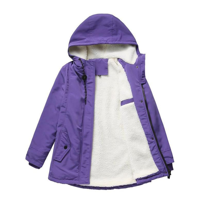 Violetter Parka offen ausgelegt, mit cremeweißem Fleecefutter, Kapuze und Pattentasche an der Seite 8