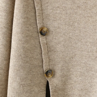 Beiger Strickcardigan mit Knöpfen, Damenmode, Herbstbekleidung, weiches Material.