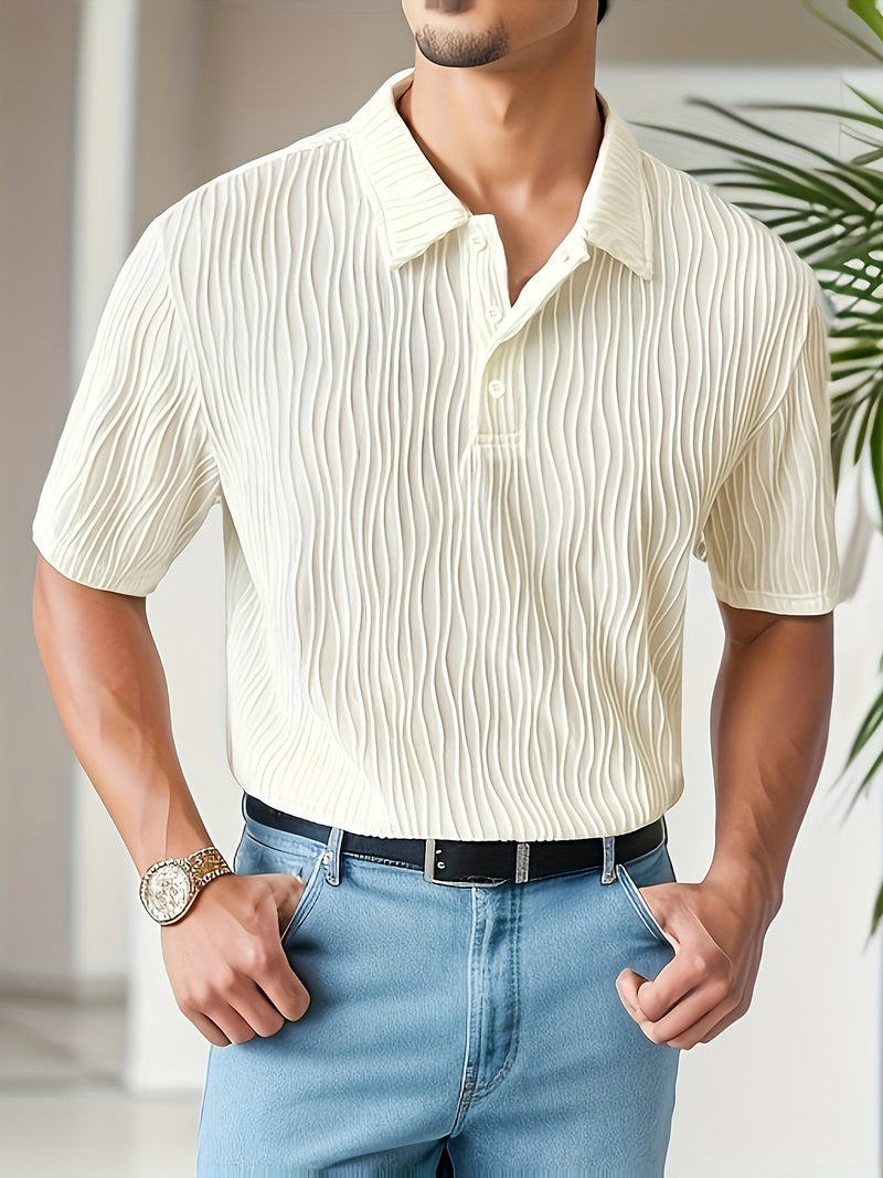Mann trägt cremefarbenes Polohemd mit Struktur, blaue Jeans, goldene Uhr, modisch, elegant.