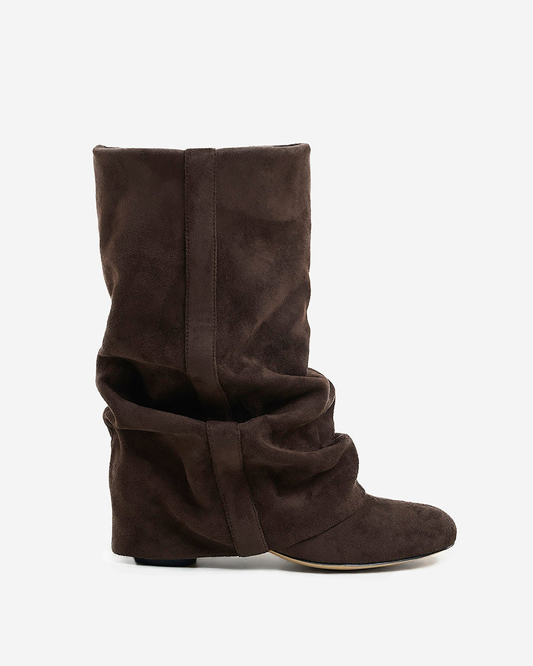 Einzelner dunkelbrauner Wildlederimitat-Stiefel in der Seitenansicht mit lockerem Schaft, Raffungen am Knöchel und abgerundeter Spitze vor weißem Hintergrund. 1