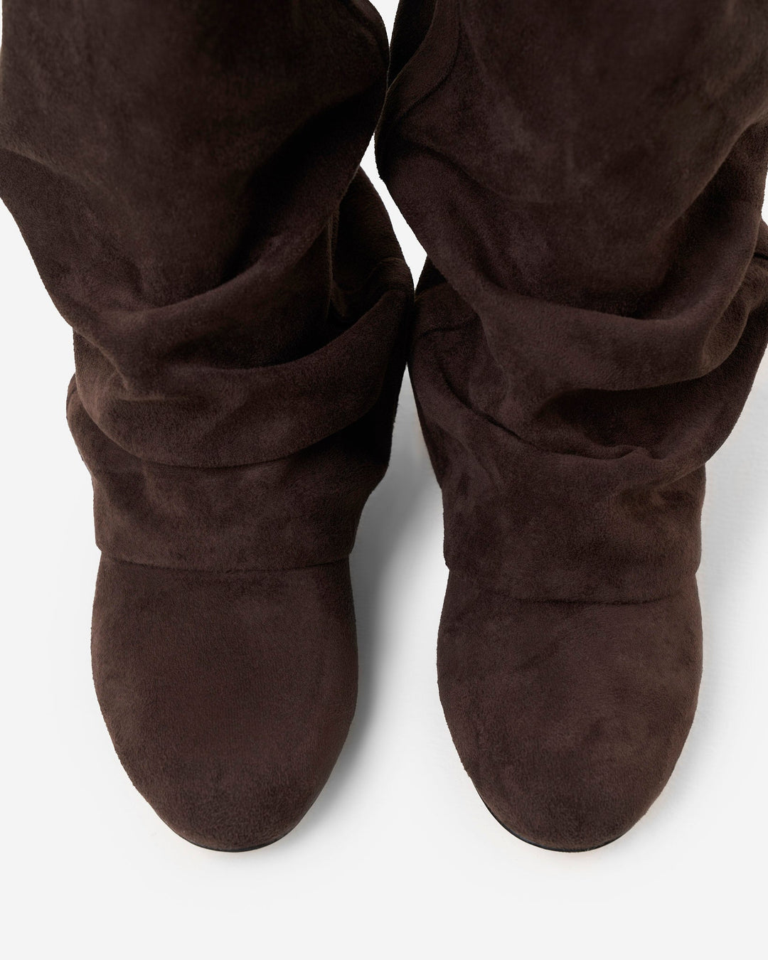 Draufsicht auf die Spitzen beider Stiefel mit abgerundeter Form und gerafftem Schaft, aus mattem, samtigem Material. 5