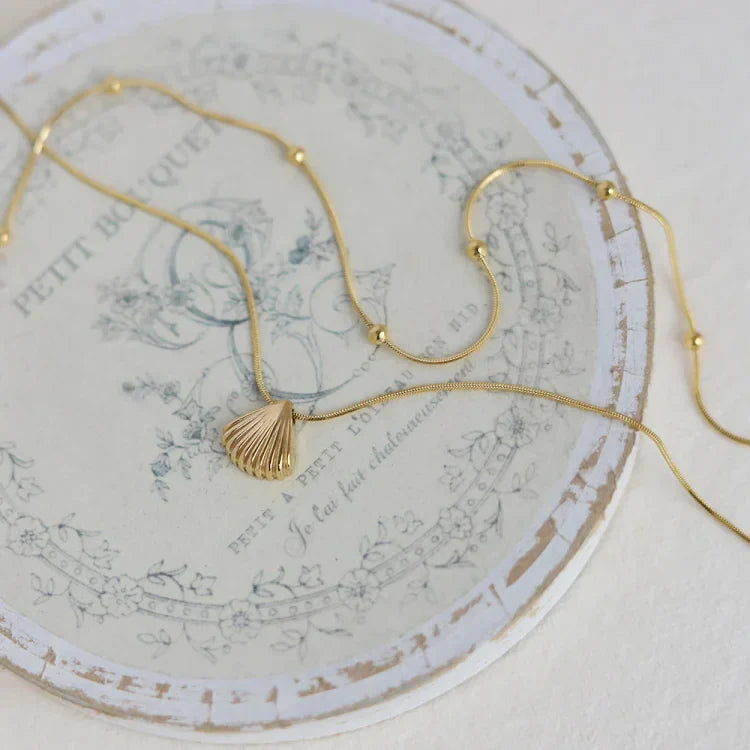 Golden Scallop Flower Necklace – Purple