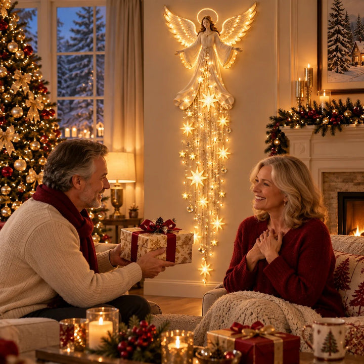 Ein Mann überreicht einer gerührten Frau ein Geschenk im weihnachtlichen Wohnzimmer, an der Wand leuchtet der Engel mit Sternenkaskade. 7