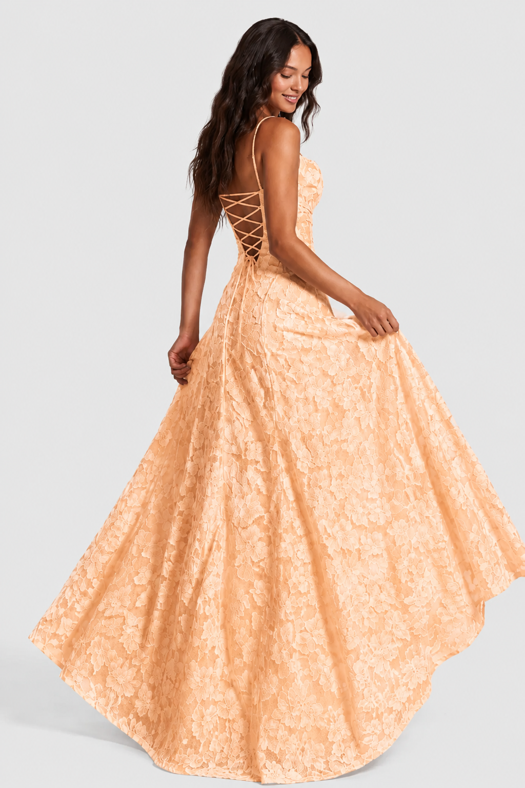 Pfirsichfarbenes Spitzenkleid von hinten mit Schnürung, das Model schwingt den weiten Rock seitlich nach außen. 15