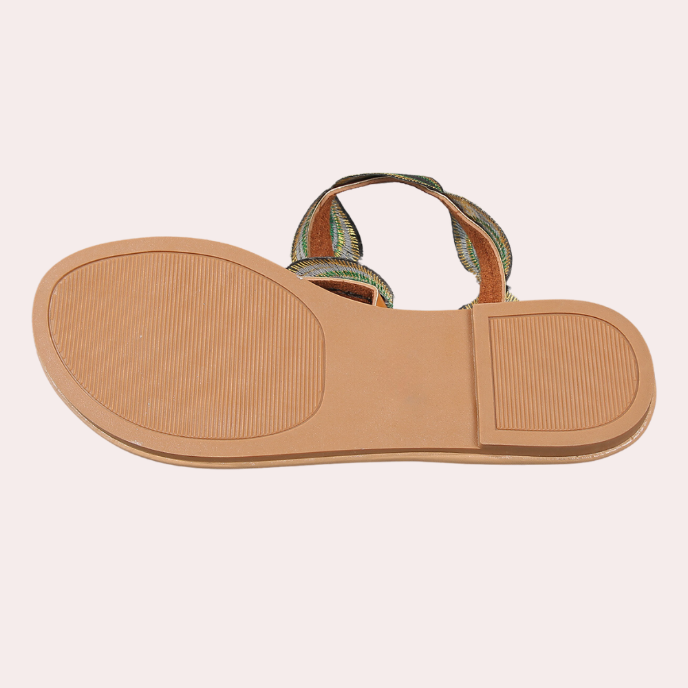 Braune Sandale mit flacher Sohle und bunten Riemen, ideal für Sommermode und Strand.