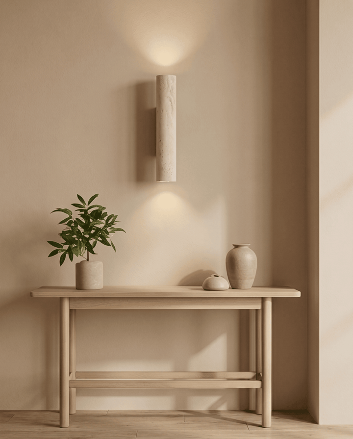 Wandlampe über schmalem Holztisch mit Grünpflanze und Vasen, warmes Licht an der Wand 8