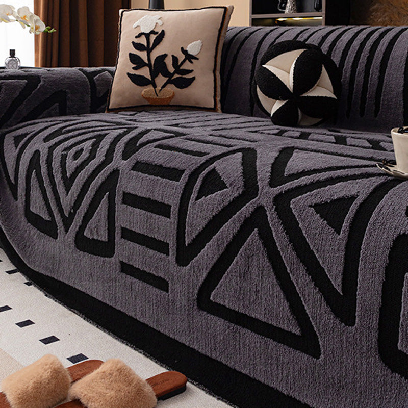 Dunkelgrauer Bezug mit schwarzem geometrischem Muster aus Dreiecken und Rauten auf dem Sofa 16