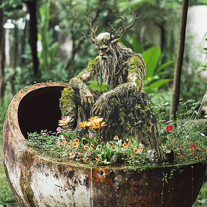 Sitzender Waldgeist mit Geweih in einem großen, verwitterten Pflanzgefäß zwischen orangefarbenen und roten Blumen. 7