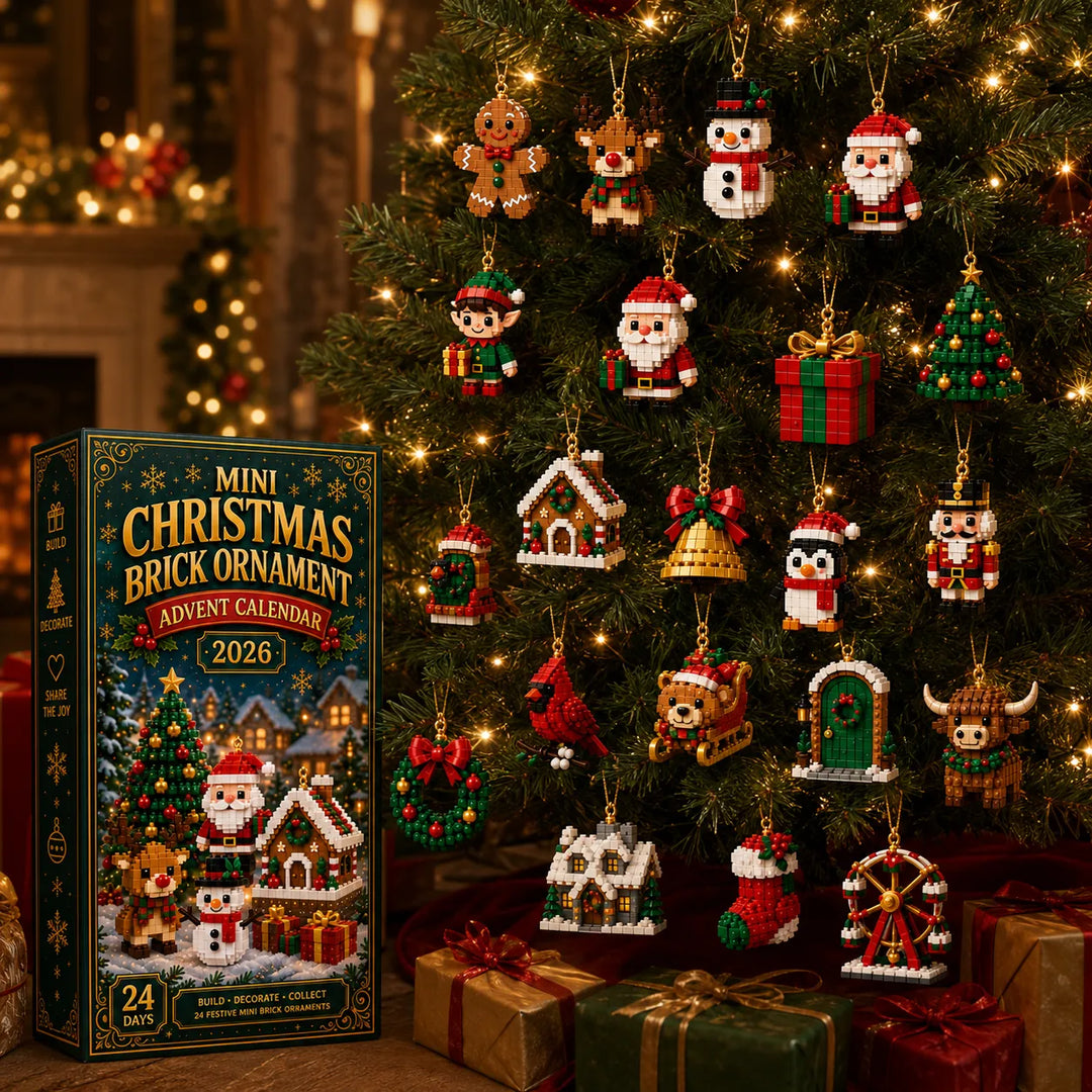 Viele gebaute Mini-Figuren hängen an goldenen Fäden im Weihnachtsbaum, daneben steht die Verpackung vor Geschenken. 5