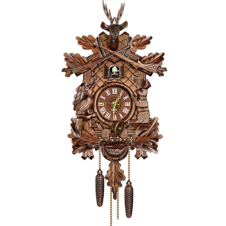 Geschnitzte Kuckucksuhr mit Hirschkopf, gekreuzten Gewehren, Eichenlaub, Vogel- und Hasenfiguren, römischen Ziffern und zwei Zapfengewichten. 10