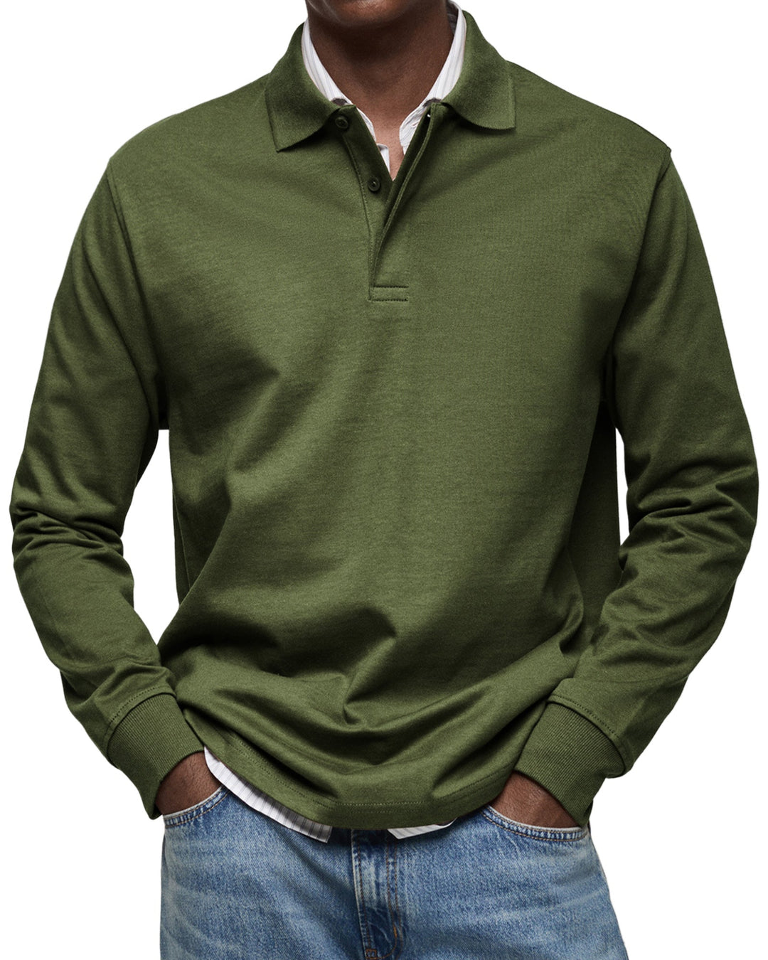 Langarm-Poloshirt in dunklem Olivgrün, Frontansicht am Model mit Polokragen, Knopfleiste und Rippbündchen. 10