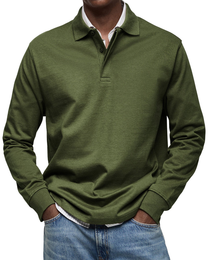 Langarm-Poloshirt in dunklem Olivgrün, Frontansicht am Model mit Polokragen, Knopfleiste und Rippbündchen. 10