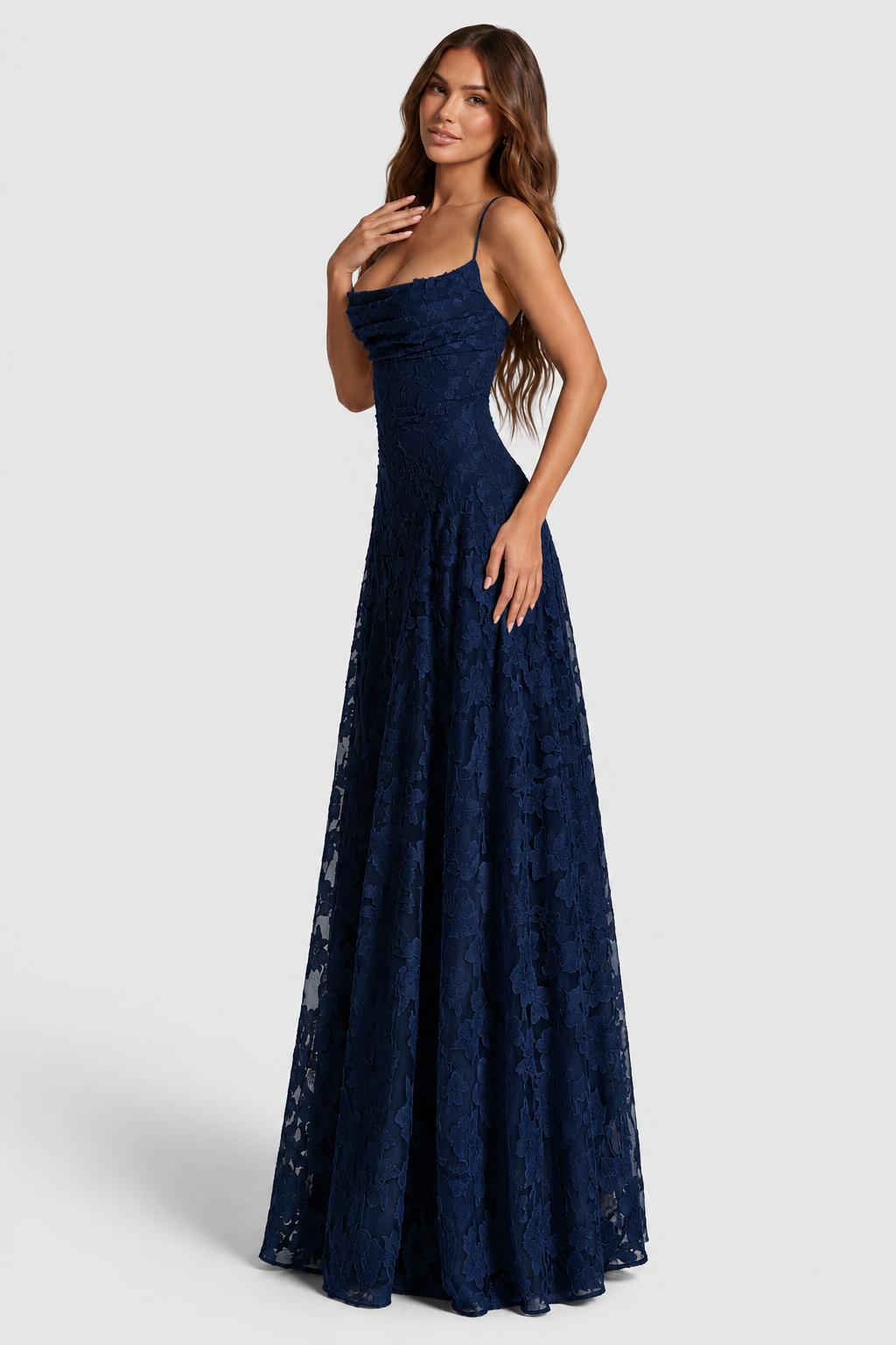 Marineblaues Spitzenkleid in Seitenansicht mit drapiertem Ausschnitt, Model mit einer Hand an der Brust und weitem Rock. 13