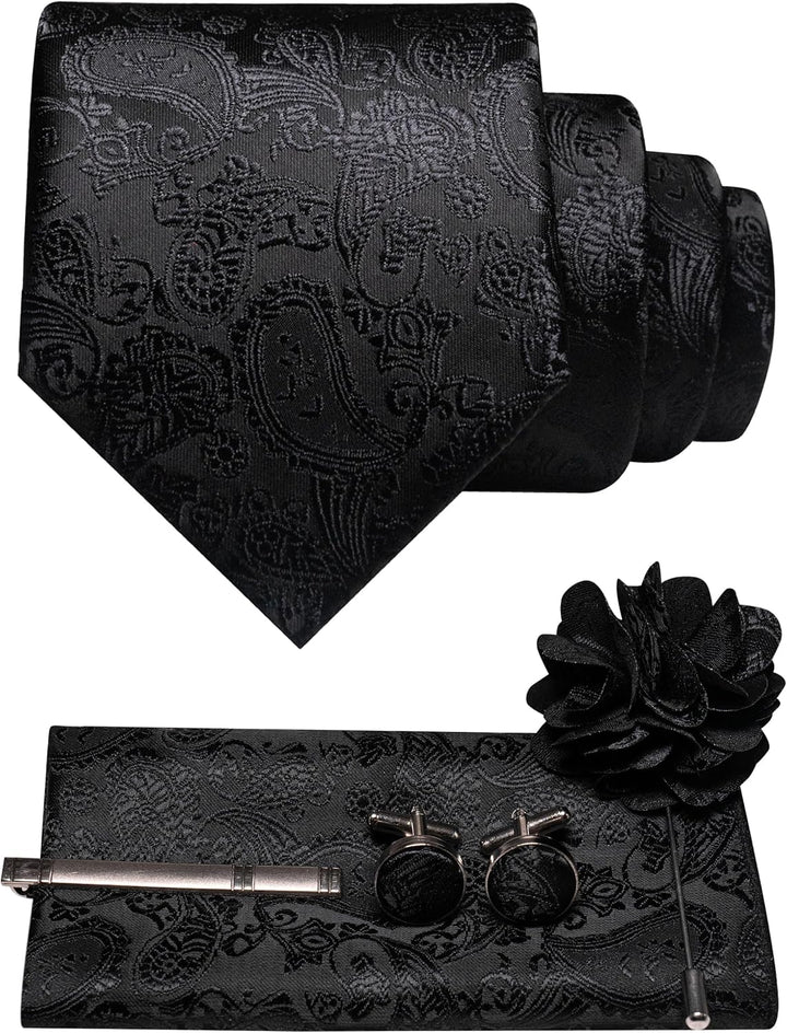 Schwarzes Paisley-Set mit gleichfarbigem Muster aus Krawatte, Einstecktuch, Manschettenknöpfen, Krawattenklammer und Blumenbrosche, groß abgebildet. 37