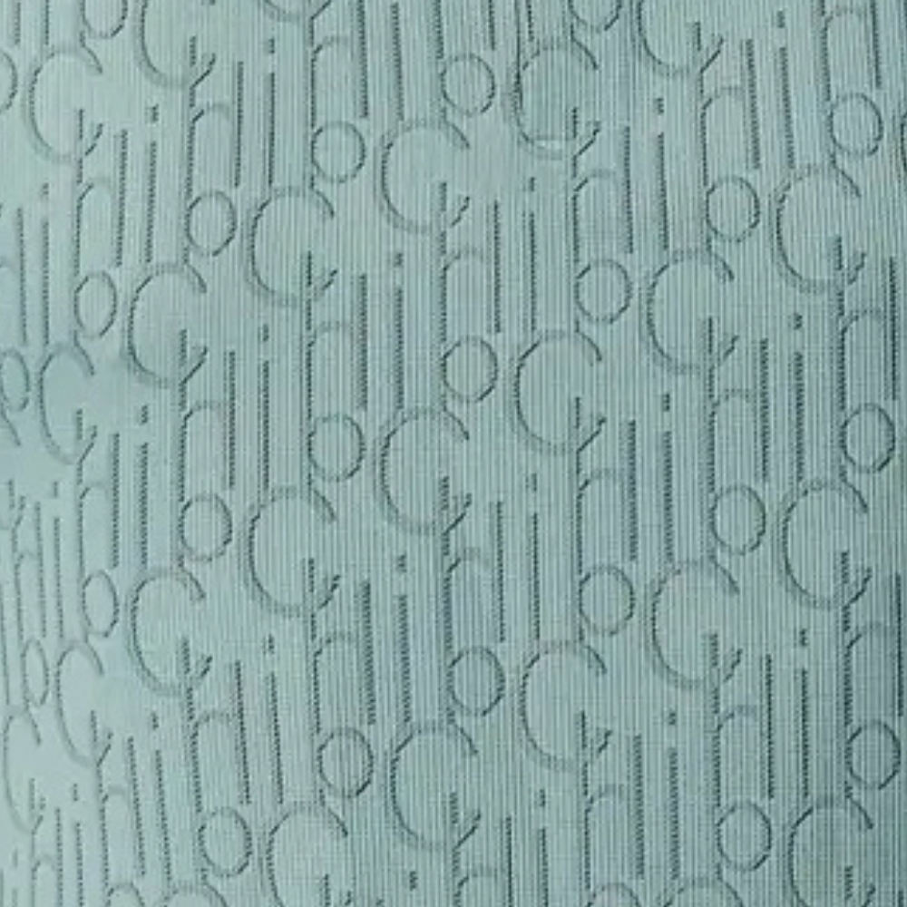 Hellblauer Stoff mit eingewebtem, wiederholtem CH-Logo-Muster, elegant und modern.