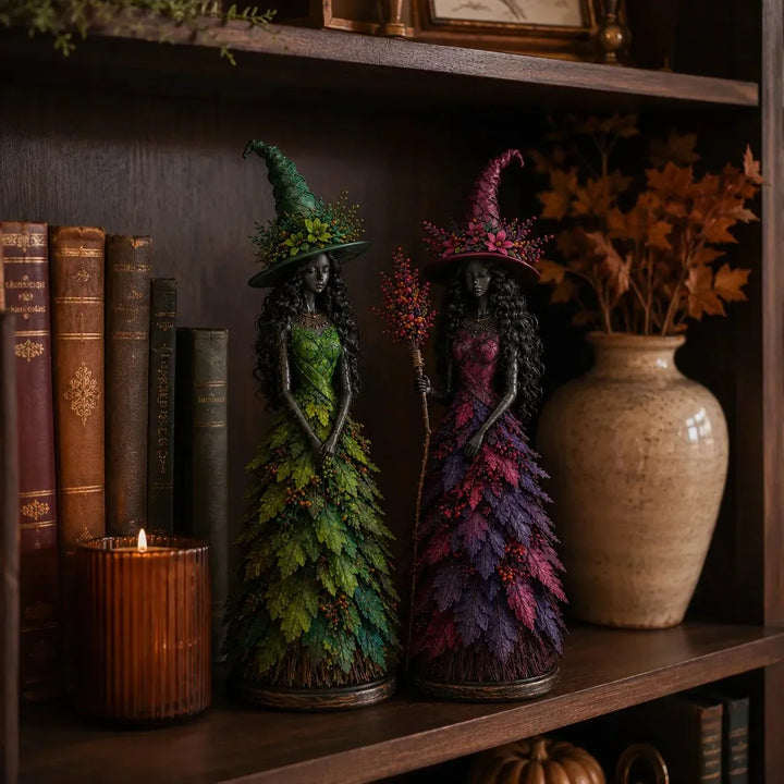 Grüne und violette Hexenfigur in einem dunklen Holzregal zwischen alten Büchern, Windlicht und Vase mit Herbstzweigen. 4
