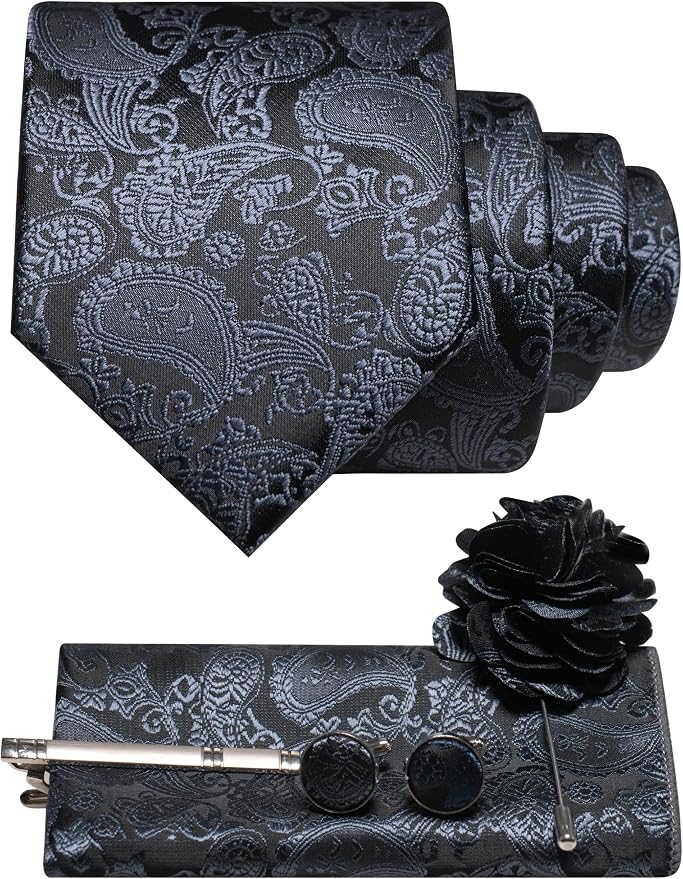 Paisley-Set in Schwarz mit blaugrauem Muster, Krawatte, Einstecktuch, Manschettenknöpfen, Krawattenklammer und Blumenbrosche in größerer Ansicht. 36