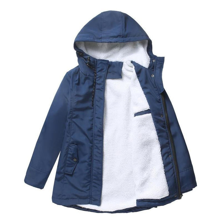 Blauer Parka offen ausgelegt, innen weißes Fleecefutter, seitliche Pattentasche und Kapuze 7