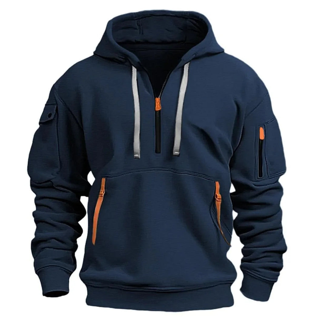 Marineblauer Kapuzenpullover von vorn mit hellgrauen Kordeln, orangefarbenen Reißverschlusszügen und Taschen an Bauch und Ärmeln. 4