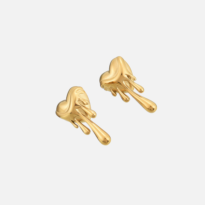 Die goldfarbenen Herz-Ohrstecker mit Tropfen im Schrägblick, der die plastische Form und glänzende Oberfläche zeigt. 2