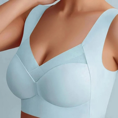 Getragener nahtloser BH in Hellblau mit breiten Trägern und V-Ausschnitt, Nahaufnahme am Model. 5